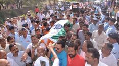 शहीद के अंतिम संस्कार में उमड़ा गम का सैलाब, हजारों नम आंखों ने दी विदाई