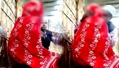 महिला से अश्लील हरकत करते पकड़ा गया मदरसे का हेडमास्टर, वीडियो वायरल