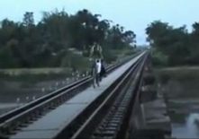 भारत में इस जगह है 'मौत का पुल', लोग रोज खेलते हैं अपनी जान से, VIDEO  VIRAL 