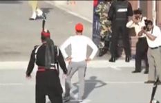 VIDEO- वाघा बॉर्डर पर पाकिस्तानी क्रिकेटर ने की ऐसी हरकत देख भड़का बीएसएफ