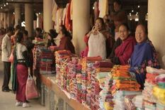 भारत का अनोखा बाजार, यहां सिर्फ शादीशुदा महिलाएं चलाती हैं दुकान