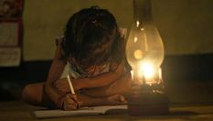 बिजली गुलः यहां दो महीने से अंधेरे में जी रहे लोग, बच्चों की नहीं हो पा रही पढ़ार्इ

