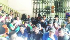 असम विश्वविद्यालय के कुलपति के कार्यालय में विद्यार्थियों ने जड़ा ताला
