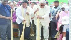 राज्यपाल और स्वास्थ मंत्री ने गांधी जयंती पर लगाई झाडू 