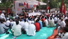 मजदूर संघ ने केंद्र सरकार को घेरा, जारी है भूख हड़ताल