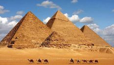 पिरामिड पर कपल ने खिंचवाई नग्न तस्वीर, मच गया हंगामा