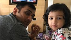 Dhoni को बेटी जीवा ने सिखाया डांस, वायरल हुआ वीडियो