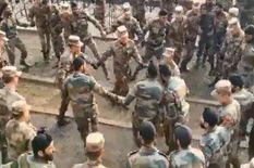 डोकलाम विवाद के एक साल बाद एक साथ झूमते नजर आए भारत-चीन के सैनिक 