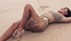 समुंद्र किनारे रेत पर हसीना ने दोस्त के साथ खिंचवाईं बोल्ड तस्वीरें, मच गया हंगामा