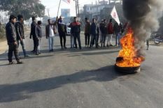 असम में बंद, प्रदर्शनकारियों ने सड़कों पर जलाए टायर