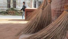 भाजपा समर्थित सरकार सफाई कर्मियों को दे रही है 'तोहफा'