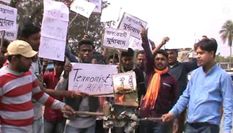 देश गुस्से में, बजरंग दल के कार्यकर्ताओं ने जलाए पाक के झंडे