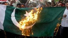 जवानों पर दर्दनाक हमले से गुस्साए लोगों ने जलाया पाकिस्तान का झंडा