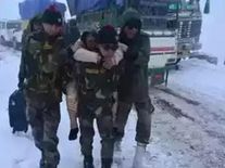 सेना फिर बनी देवदूत, सिक्किम में फंसे 300 पर्यटकों की बचाई जान
