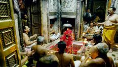 महाशिवरात्रि पर मंदिर में उमड़े श्रद्धालु, लगे 'हर-हर महादेव' के जयकारे