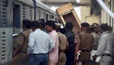 खौफनाक तूफान से डरा भारतीय रेलवे, ट्रेन में सफर करने से पहल पढ़े ये खबर