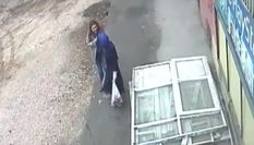 चलते-चलते अचानक जमीन में समा गई दो महिलाएं, देखें शॉकिंग वीडियो