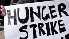 भूख हड़ताल पर बैठे कॉलेज स्टूडेंट, सरकार से कर रहे ऐसी मांग