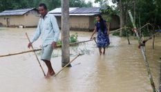 बाढ़ से स्थिति बिगड़ी, तीन की मौत के साथ दो लाख से ज्यादा लोग संकट में