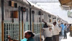कई ट्रेनों में लाखों के 17 लाख रुपए के विदेशी सिगरेट जब्त