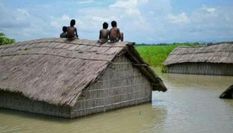 बाढ़  पीड़ितों की मदद के लिए आगे आए लोग, मुख्मंत्री राहत कोष में दिया दान 