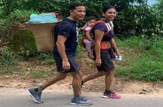 IAS अधिकारी की मुहीम: 10 किलोमीटर चलते हैं पैदल, पीठ पर लादते हैं सब्जी