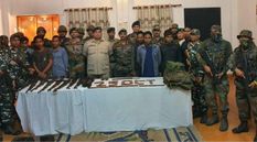 दिवाली के दिन पुलिस ने पकड़े 8 उग्रवादी, भारी मात्रा में हथियार बरामद