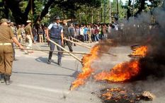 जबरदस्त आग में जल रहे हैं बीजेपी शासित ये राज्य, सेना का फ्लैग मार्च, पुलिस अधिकारियों का तबादला