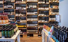 कोरोना संकट के बीच सरकार ने दी शराब की दुकानें खोलने की अनुमति

