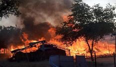 एक चिंगारी ने पूरे गांव को बदल दिया राख में, धूं-धूं करके जल उठे 75 घर