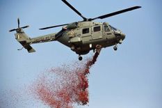 भारतीय वायुसेना के हेलीकॉप्टर ने की असम के अस्पतालों पर पुष्पवर्षा