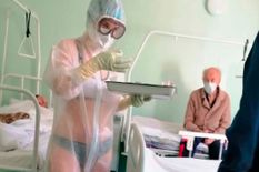 कपड़ों की बजाए पारदर्शी PPE किट पहनकर अस्पताल पहुंची नर्स, फिर हुआ ऐसा हाल