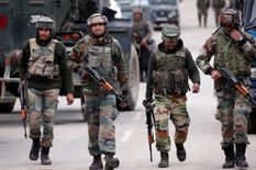 कश्मीर: शोपियां में सुरक्षा बलों के साथ मुठभेड़ में तीन आतंकवादी ढेर
