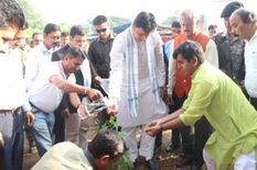 मोदी सरकार की पहली वर्षगांठ पर त्रिपुरा के CM ने लिया वृक्षारोपण अभियान में भाग
