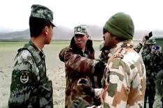 लाठी-डंडों से क्यों लड़ते हैं भारत और चीन के सैनिक? क्यों नहीं चलती गोली