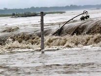 असम में खतरे के निशान से ऊपर ब्रह्मपुत्र, बांध टूटने से कई गांव जलमग्न
