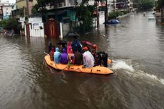 बिहार में बाढ़ से हालात बदतर, स्मार्ट सिटी रोड़ पर चल रही नावें