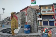 जम्मू-कश्मीर के लाल चौक पर भाजपा की महिला कार्यकर्ता ने फहराया तिरंगा