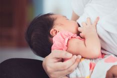 कोरोना वायरस से संक्रमित होने के बाद भी बच्चे को स्तनपान करा सकती है मां