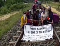 ग्रामिणों ने रेलवे ट्रैक किया ब्लॉक, रखी ये मांग





