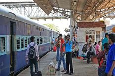अब 50 रुपये का हुआ प्लेटफॉर्म टिकट, भारतीय रेलवे ने ऐसे दी सफाई