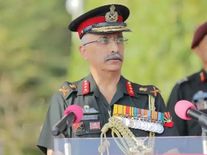 भारत-चीन तनाव के बीच लद्दाख पहुंचे सेना प्रमुख जनरल नरवणे, LAC पर पीछे हटने में आनाकानी कर रहा ड्रैगन



