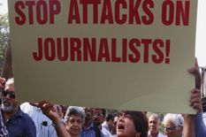 कांग्रेस कार्यकर्ताओं की गुंडागर्दी, पत्रकार को उसके घर में घुस कर मार मार के किया घायल 