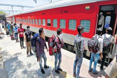 दिवाली पर ट्रेन से यात्रा करने वाले सावधान! ये नियम नहीं माने तो जा सकते हैं जेल