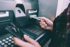 निकाल रहे है पत्नी के ATM कार्ड से पैसे, तो हो जाएं सावधान, जानिए नियम