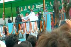 नीतीश कुमार दे रहे थे भाषण, तभी स्टेज से उनके मंच पर फेंकी गई ऐसी चीज