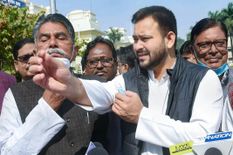 बिहार की राजनीति से 'गायब' हुए तेजस्वी यादव, विरोधियों ने साधा निशाना