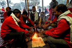 कड़कड़ाती ठंड के बीच देश में नए साल का जश्न, बारिश के साथ शीतलहर की चपेट में रहेगा उत्तर भारत
