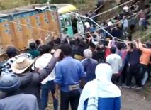 एकता की शक्ति, खाई में गिरे ट्रक को गांव वालों ने रस्सी-बांस के सहारे बाहर निकाला, Video वायरल