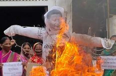 भारत में बसा चीनी गांव, AAPSU ने जलाए चीनी राष्ट्रपति शी जिंगपिंग का पुतला 